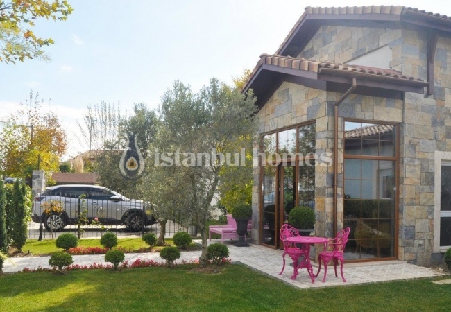 Single-storey Houses in Istanbul Intertwined with Nature 17