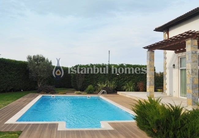 Single-storey Houses in Istanbul Intertwined with Nature 18