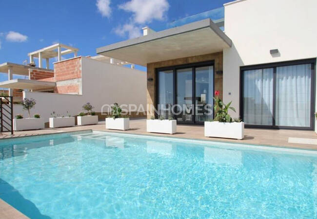 Excellent Villas with a Private Garden and Swimming Pool in Orihuela