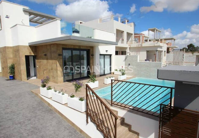 Excellent Villas with a Private Garden and Swimming Pool in Orihuela