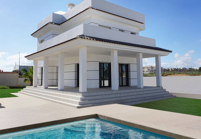 Spacious Villa with Garden in the Best Location of Alicante 1