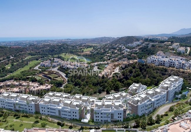 Benahavis'de Panoramik Deniz Manzaralı Teraslı Daireler 2