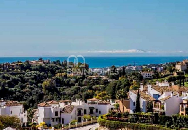 Benahavis'de Panoramik Deniz Manzaralı Teraslı Daireler 3