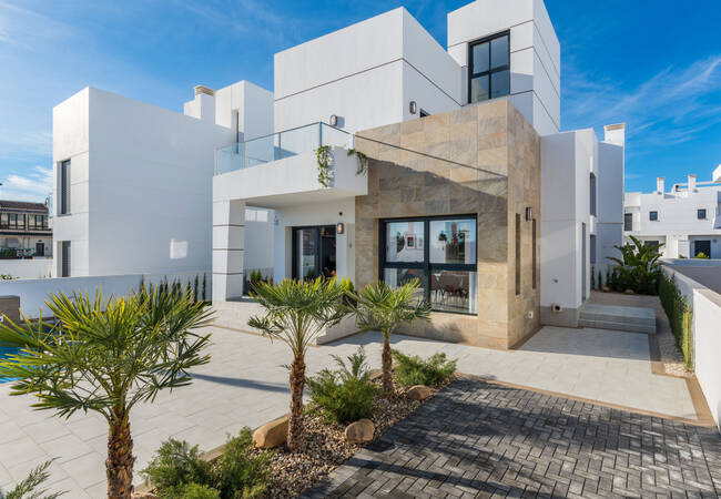 Detached Villa with Swimming Pool in Quesada, Costa Blanca 1