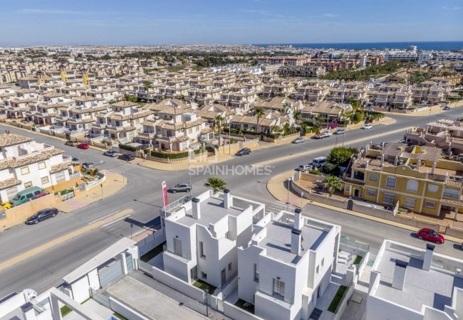 Turnkey Detached Villas with Swimming Pool in Orihuela Costa