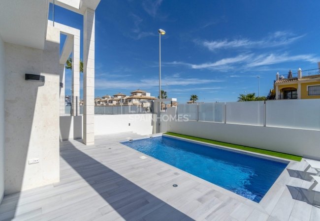 Turnkey Detached Villas with Swimming Pool in Orihuela Costa