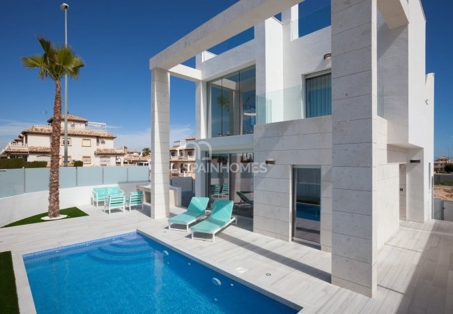 Turnkey Detached Villas with Swimming Pool in Orihuela Costa