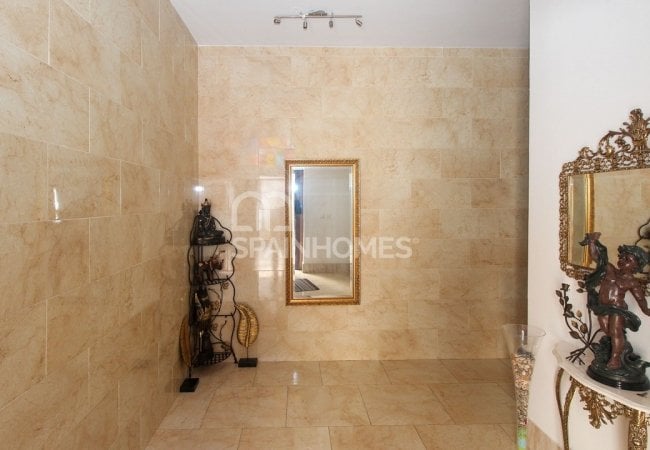 Benalmádena'da Merkezi Konumda Yer Alan Komple Bina
