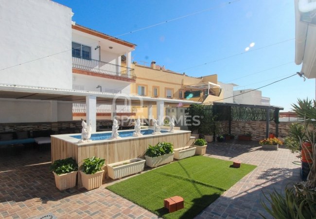 Benalmádena'da Merkezi Konumda Yer Alan Komple Bina