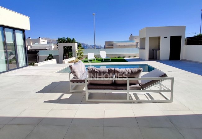 Brand-new Villas 10 Minutes to the Beach in Polop