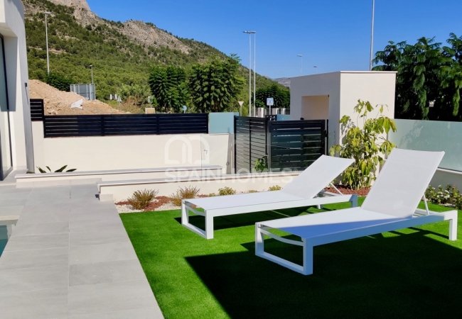 Brand-new Villas 10 Minutes to the Beach in Polop