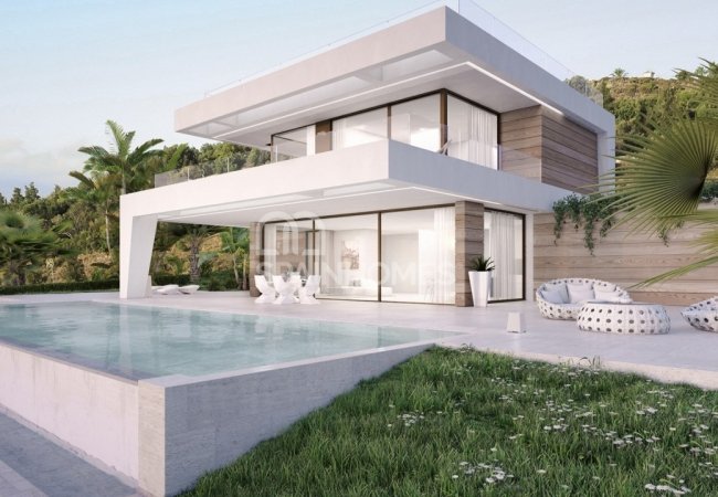 Fantastically Located Detached Villa on the Golf Front in Estepona 3