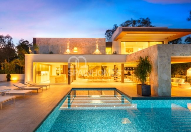 Well-located Prestigious Villa with Sea Views in Benahavis 2