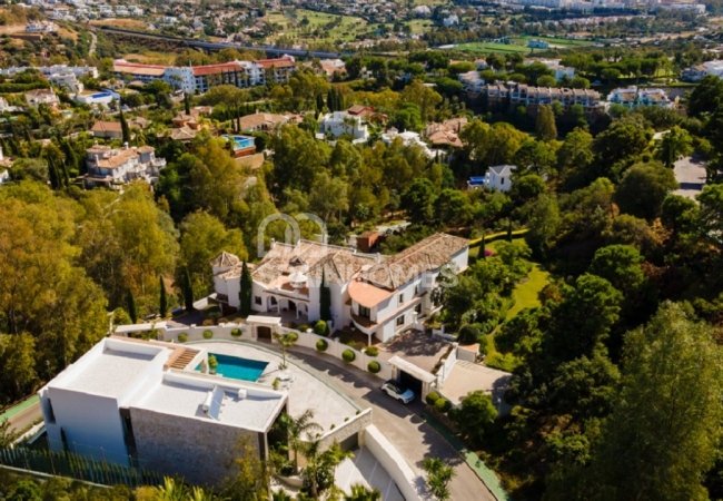 Well-located Prestigious Villa with Sea Views in Benahavis 11