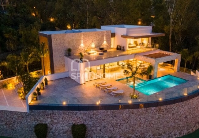 Well-located Prestigious Villa with Sea Views in Benahavis 12