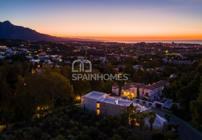 Well-located Prestigious Villa with Sea Views in Benahavis 13