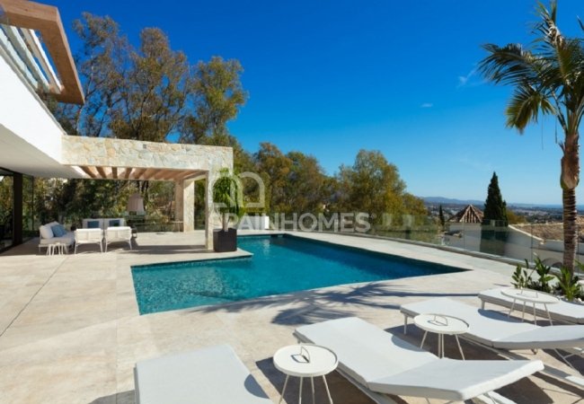 Well-located Prestigious Villa with Sea Views in Benahavis 3
