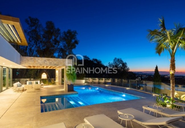 Well-located Prestigious Villa with Sea Views in Benahavis 5