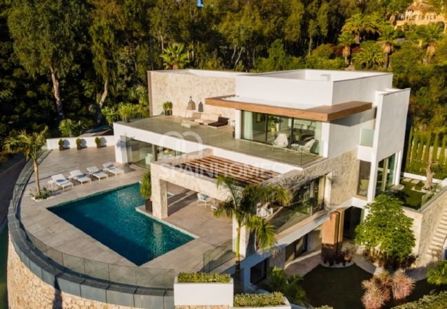 Well-located Prestigious Villa with Sea Views in Benahavis 8