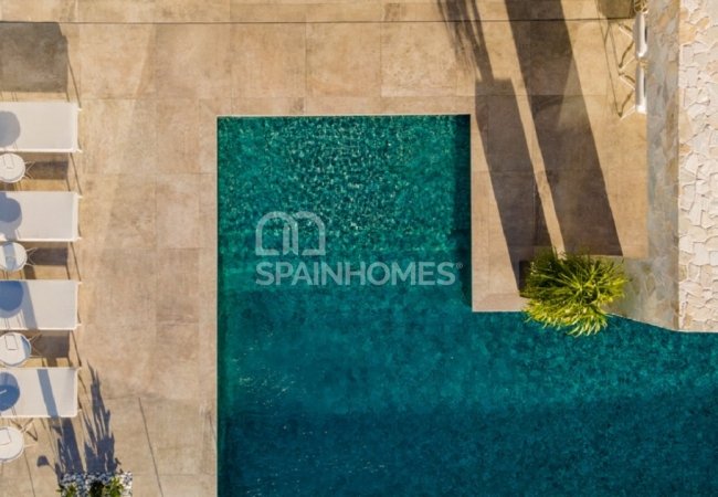 Well-located Prestigious Villa with Sea Views in Benahavis 9