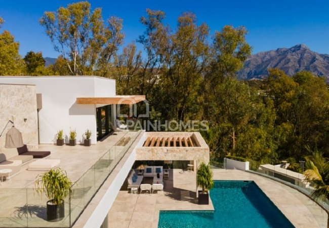 Well-located Prestigious Villa with Sea Views in Benahavis 10