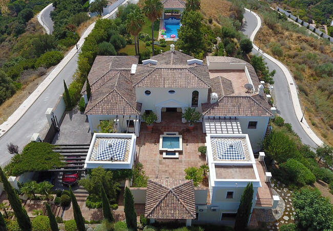 Bright Mansion with the Beautiful Swimming Pool in Benahavis 1