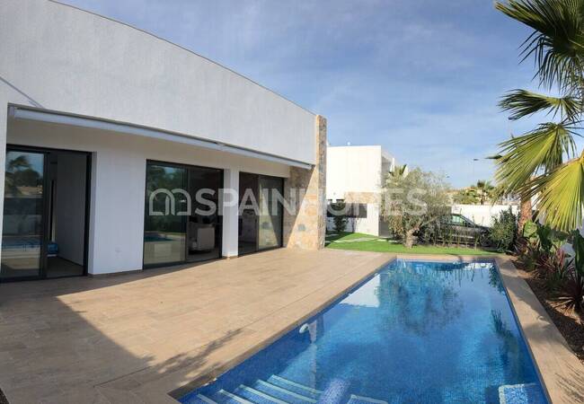 Cartagena'da Plaja Yürüme Mesafesinde Havuzlu Müstakil Villa 12