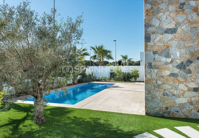 Cartagena'da Plaja Yürüme Mesafesinde Havuzlu Müstakil Villa 24