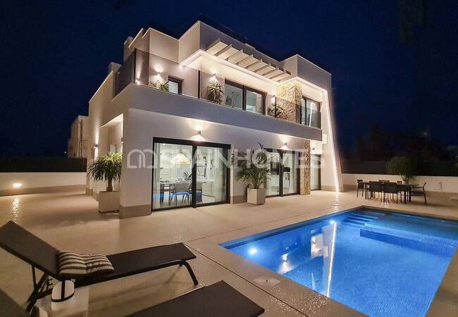 Torre Pacheco'da Prestijli Bir Sitede Modern Villalar 9