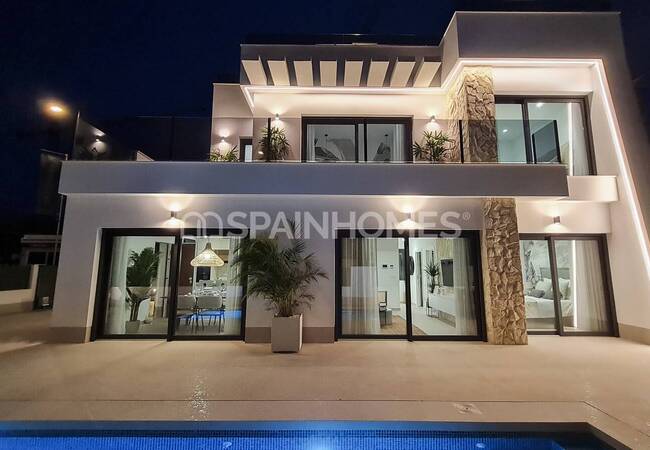 Torre Pacheco'da Prestijli Bir Sitede Modern Villalar 11