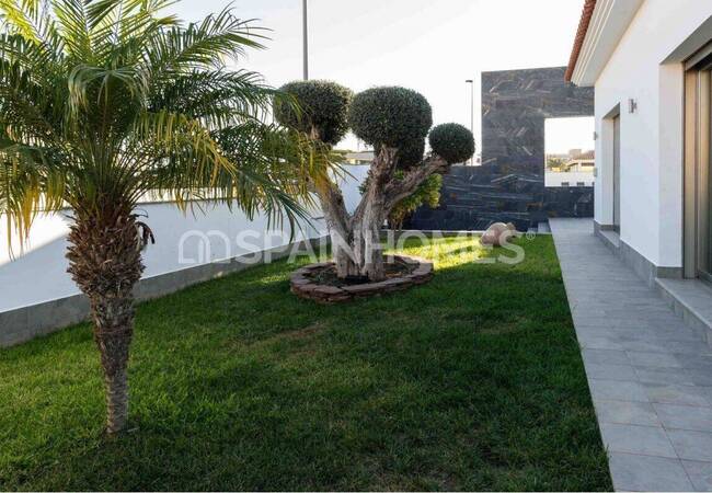 Detached Villa with Pool Near the Sea in San Pedro Del Pinatar 8