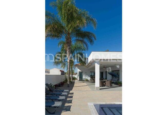 Detached Villa with Pool Near the Sea in San Pedro Del Pinatar 6