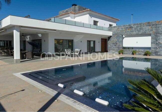 Detached Villa with Pool Near the Sea in San Pedro Del Pinatar 3