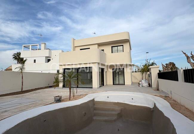 Elegant Villa for Sale Near San Pedro Del Pinatar Beaches 9