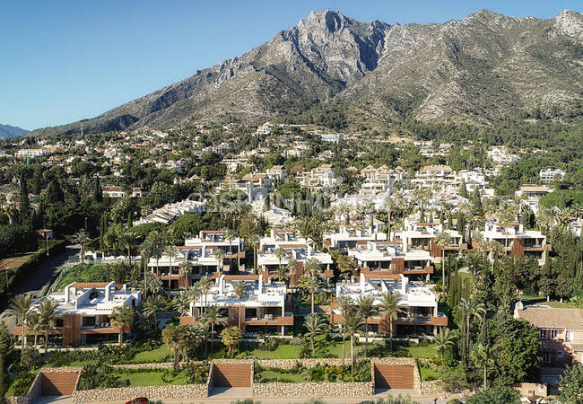 Marbella’da Özel Yüzme Havuzlu ve Bahçeli Lüks Villalar 3