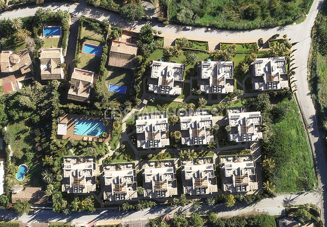 Marbella’da Özel Yüzme Havuzlu ve Bahçeli Lüks Villalar 15