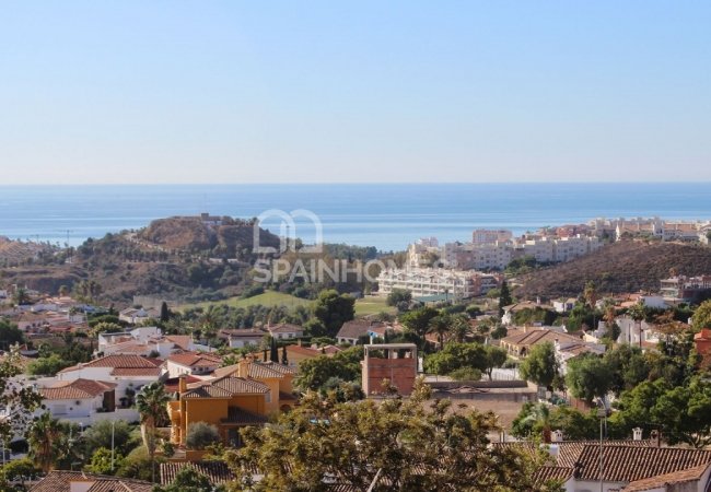 Benalmadena'da Uygun Fiyatlı 3 Katlı Yarı Müstakil Ev 2