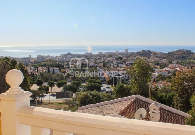 Benalmadena'da Uygun Fiyatlı 3 Katlı Yarı Müstakil Ev 3