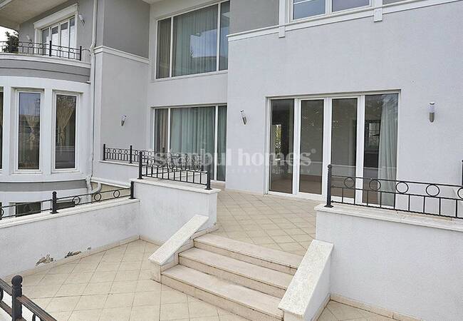 Uniquely Designed Beylikduzu Houses Next to the Marina 1