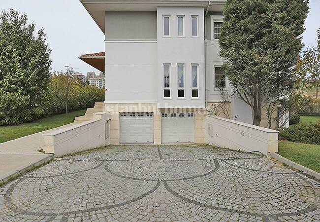 Uniquely Designed Beylikduzu Houses Next to the Marina 5