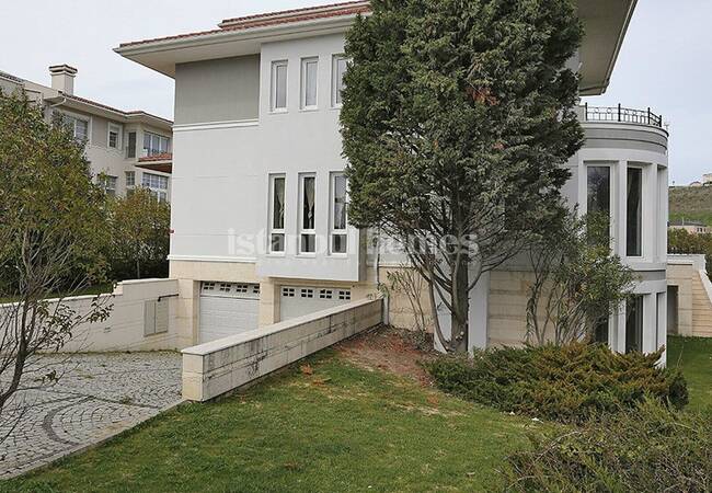 Uniquely Designed Beylikduzu Houses Next to the Marina 6