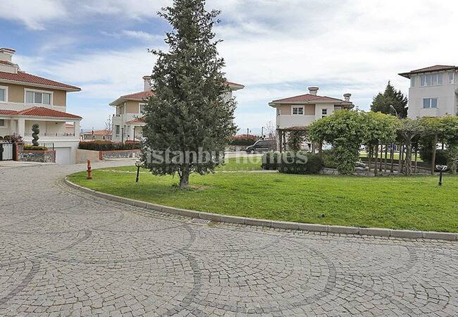 Uniquely Designed Beylikduzu Houses Next to the Marina 10