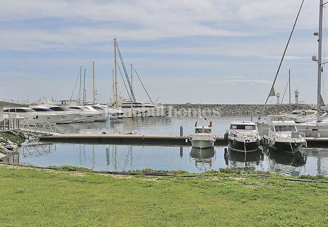 Uniquely Designed Beylikduzu Houses Next to the Marina 15