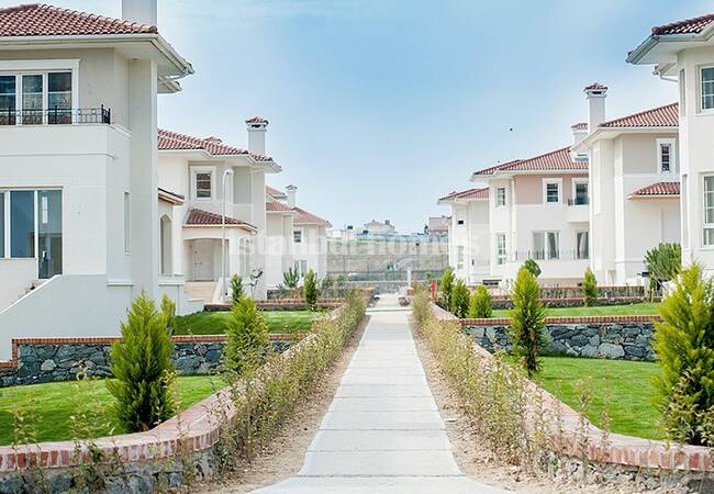 Uniquely Designed Beylikduzu Houses Next to the Marina 16