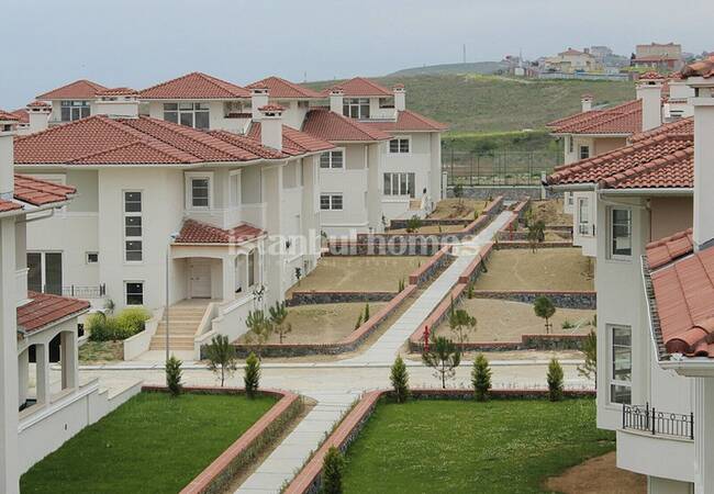 Uniquely Designed Beylikduzu Houses Next to the Marina 17