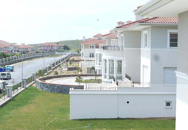 Uniquely Designed Beylikduzu Houses Next to the Marina 19