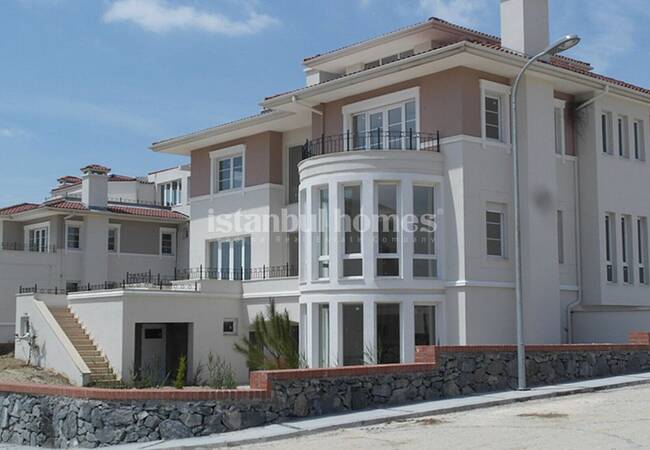 Uniquely Designed Beylikduzu Houses Next to the Marina 20