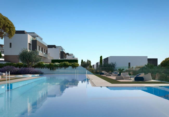 Estepona'da Golf Sahaları Yanında Deniz Manzaralı Villalar 1