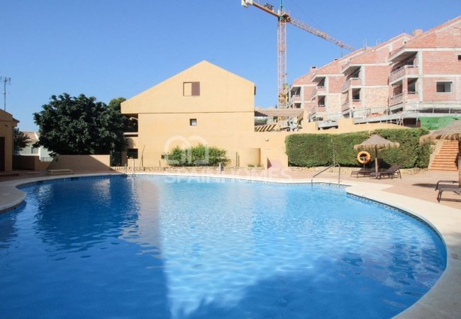 3-Этажные Таунхаусы в Фуэнхироле с Удобным Доступом к Шоссе 2