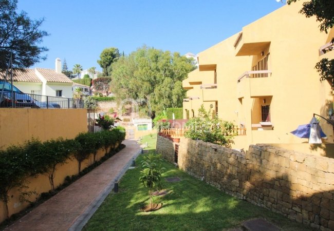 3-Этажные Таунхаусы в Фуэнхироле с Удобным Доступом к Шоссе 4